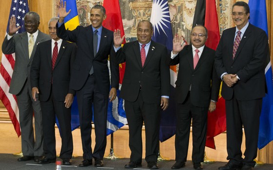 Chefes de Estado das nações mais ameaçadas pelo aumento do nível dos oceanos posam para foto com Barack Obama (Foto: (AP Photo/Evan Vucci))