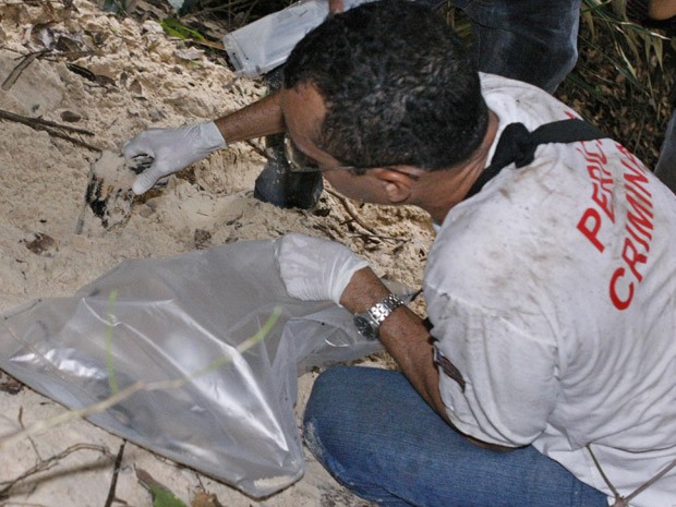 Arma foi encontrada por peritos em duna da Avenida Litorânea (Foto: Biné Morais/O Estado)