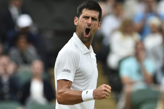 Novak Djokovic vibra com vitória em Wimbledon (Foto: Glyn KIRK / AFP)