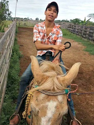 Vinícius Afonso Maia, de 13 anos, na UTI há uma semana por causa das crises (Foto: Arquivo da família)