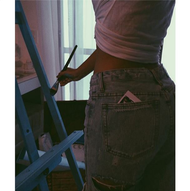 Bruna pintando (Foto: Reprodução/Instagram)
