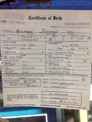Certidão de nascimento de Michael Jordan revela novos detalhes sobre o astro do basquete (Foto: Reprodução / Anúncio)