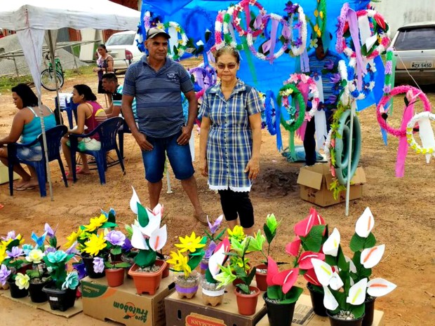 Raimunda Martins levou flores artesanais para vender (Foto: Quésia Melo/G1)