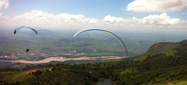 Pilotos de parapente vão decolam do Pico da Ibituruna, em Governador Valadares (Foto: Diego Souza/Globoesporte.com)