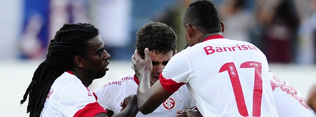 Oscar chora depois do gol contra o Caxias (Foto: Alexandre Lops/Divulgação, Inter)