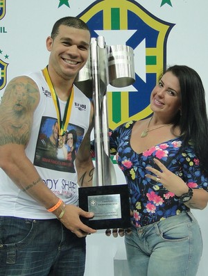 Nilton e Karin com a taça de campeão brasileiro (Foto: Maurício Paulucci )