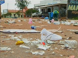 Após Carnaval, ruas do setor Taquari em Palmas foram tomadas pelo lixo (Foto: Reprodução/TV Anhanguera)