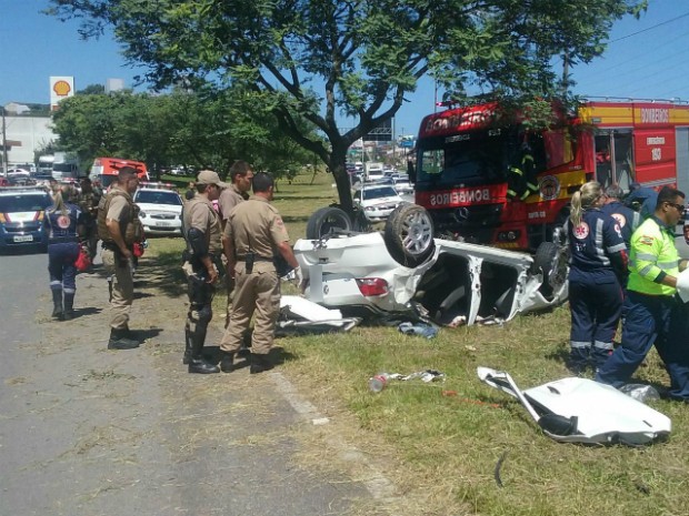 Carro capotou várias vezes, segundo testemunha (Foto: Pedro Rockenbach/RBS TV)