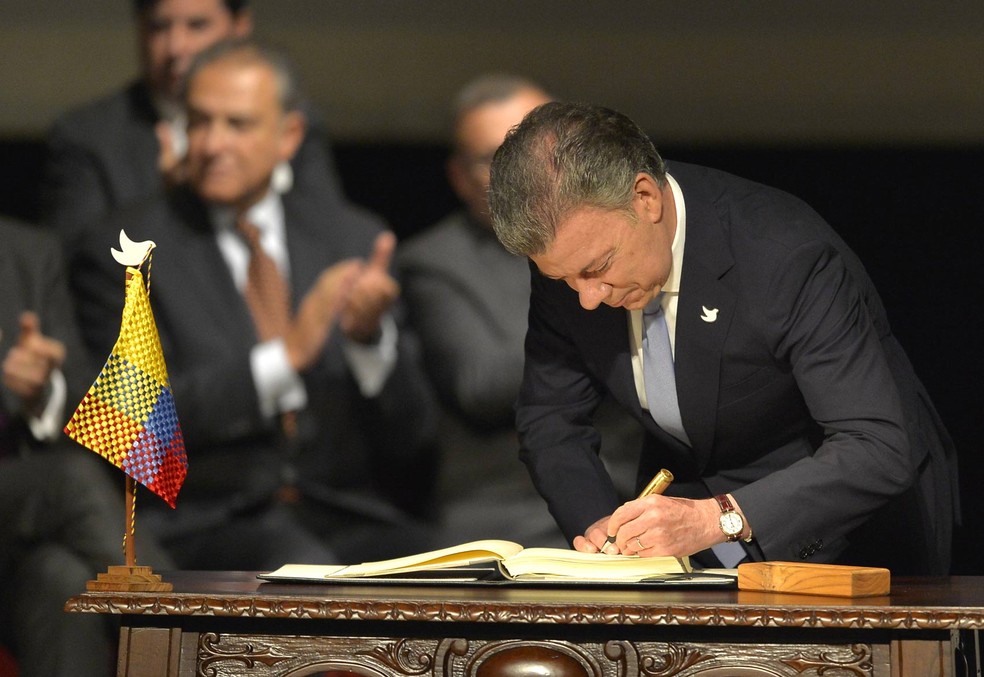 Presidente colombiano assinou acordo no Teatro Colón de Bogotá (Foto: LUIS ROBAYO/AFP)