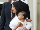 Com a filha, Kim Kardashian volta a chamar a atenção por curvas
