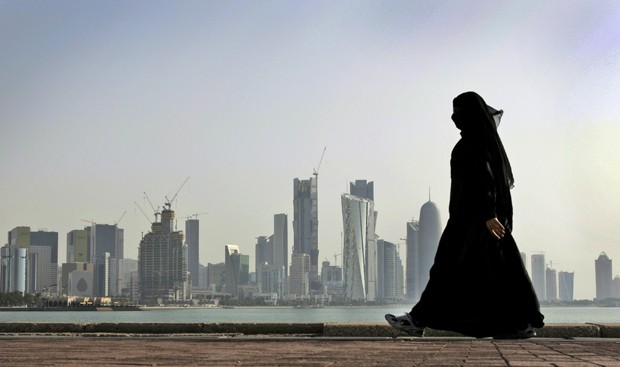 Na foto, mulher caminha na cidade em Doha, no Qatar. Holandesa foi condenada por denunciar estupro (Foto: Kamran Jebreili/AP)