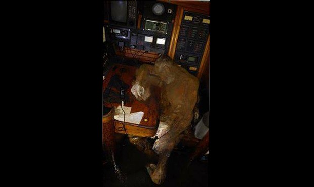 O corpo do aventureiro alemão Manfred Fritz Bajorat foi encontrado sentado em uma mesa no iate (Foto: Reprodução/Facebok/Barobo Police Station)