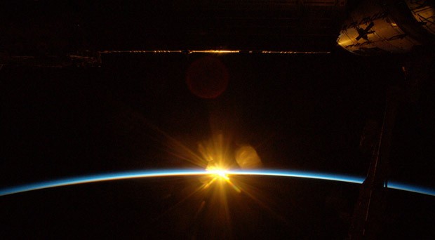 'Nunca esquecerei do reflexo do amanhecer em nossa espaçonave', postou o alemão (Foto: Alexander Gerst/ESA/Nasa) 'Nunca esquecerei do reflexo do amanhecer em nossa espaçonave', postou o alemão (Foto: Alexander Gerst/ESA/Nasa)