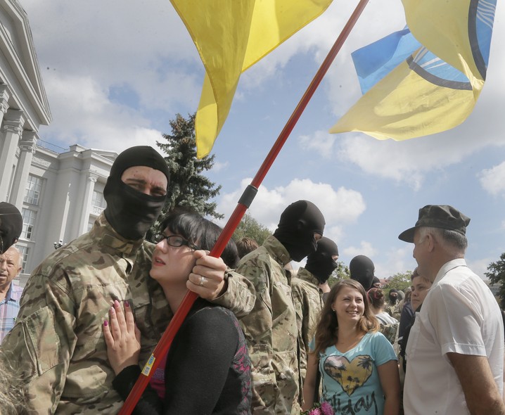 Parentes e amigos se despedem de voluntários que lutarão ao lado de tropas ucranianas, no leste do país, contra rebeldes pró-Rússia