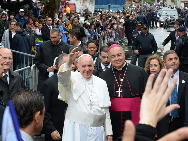 Ao lado de Dom Orani João Tempesta, arcebispo do Rio, Francisco acena em meio aos fiéis em Manguinhos (Foto: Tasso Marcelo/AFP)