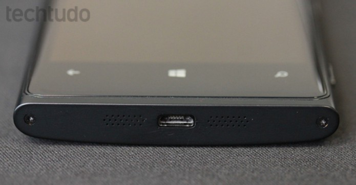 Conector microUSB do Lumia 920 agora fica na parte inferior (Foto: Allan Melo / TechTudo) Conector microUSB do Lumia 920 agora fica na parte inferior (Foto: Allan Melo / TechTudo)