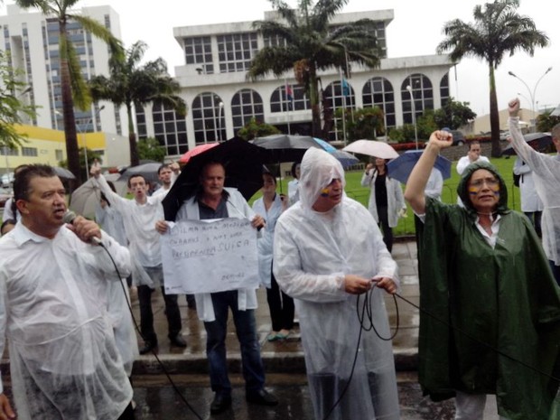 Médicos de Maceió saem às ruas debaixo de chuva para protestar. (Foto: Dereck Gustavo/G1)