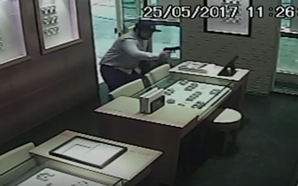 Suspeito tenta quebrar vidro de joalheria para roubar relógios (Foto: Reprodução / TV Globo)