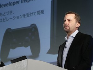 Andrew House, presidente da Sony, durante anúncio na Tokyo Game Show (Foto: Koji Sasahara/AP)