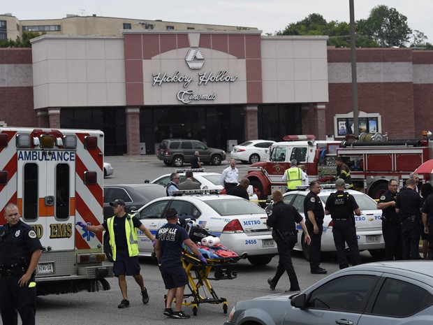 Policiais e equipes de emergência são vistos no estacionamento do complexo de cinemas Carmike Hickory 8, no subúrbio de Antioch, em Nashville, após tiroteio (Foto: AP Photo/Mark Zaleski) Policiais e equipes de emergência são vistos no estacionamento do complexo de cinemas Carmike Hickory 8, no subúrbio de Antioch, em Nashville, após tiroteio (Foto: AP Photo/Mark Zaleski)