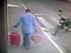 Suspeito fugiu carregando as malas (Foto: Reprodução/Circuito interno)