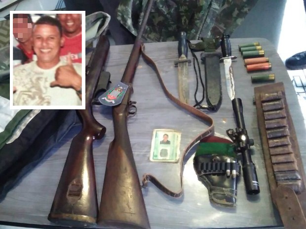 Armas de fogo e facas foram encontradas na casa de suspeito em Santos (Foto: G1)