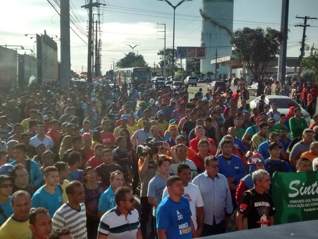 Um sentido da Av. Coronel Teixeira foi bloqueado por aproximadamente dois minutos durante protesto (Foto: Suelen Gonçalves/G1 AM)