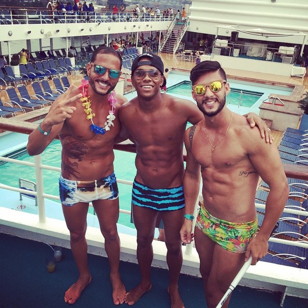 Robinho curte cruzeiro com amigos (Foto: Instagram)