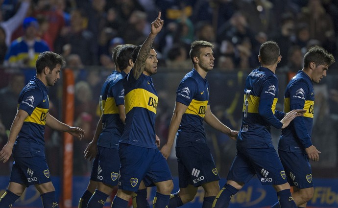 Tevez levanta a mão e comemora gol do Boca Juniors (Foto: ALEJANDRO PAGNI/AFP/Getty Images)