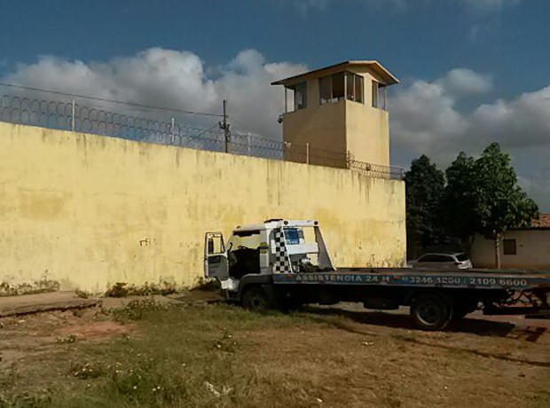 Veículo serviria para derrubar o muro dos fundos da unidade. (Foto: Douglas Pinto/TV Mirante) Veículo serviria para derrubar o muro dos fundos da unidade. (Foto: Douglas Pinto/TV Mirante)