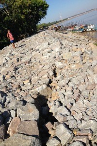 A fenda que se abriu na área de contenção do Bairro Triângulo indigna os moradores (Foto: Larissa Matarésio/G1 RO)