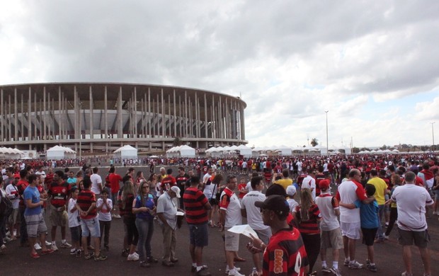 Filas estádio Mané Garrincha Santo x Flamengo (Foto: Fabrício Marques)