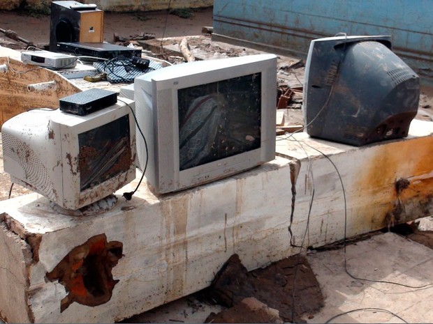 Moradores perdem eletrodomésticos e computadores após chuva (Foto: Ruan Melo/G1)