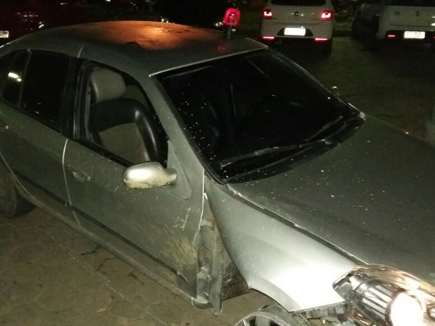 G1 Dupla suspeita de assalto é presa armas e carro roubado em