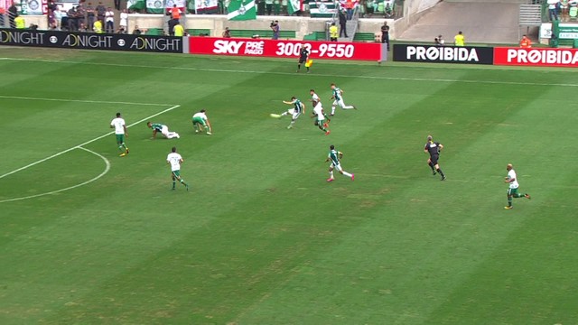 <p>
 Moisés chuta a gol, a bola desvia na zaga, e Danilo defende sem problemas.</p>
