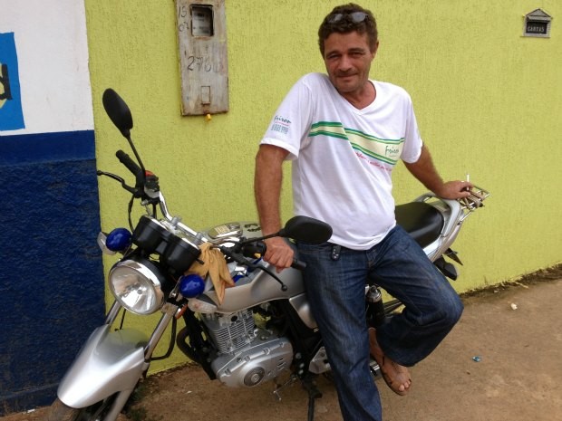 Roberto viu no veículo de um amigo e logo se tornou adepto da moda de instalar som em moto (Foto: Larissa Matarésio/G1)