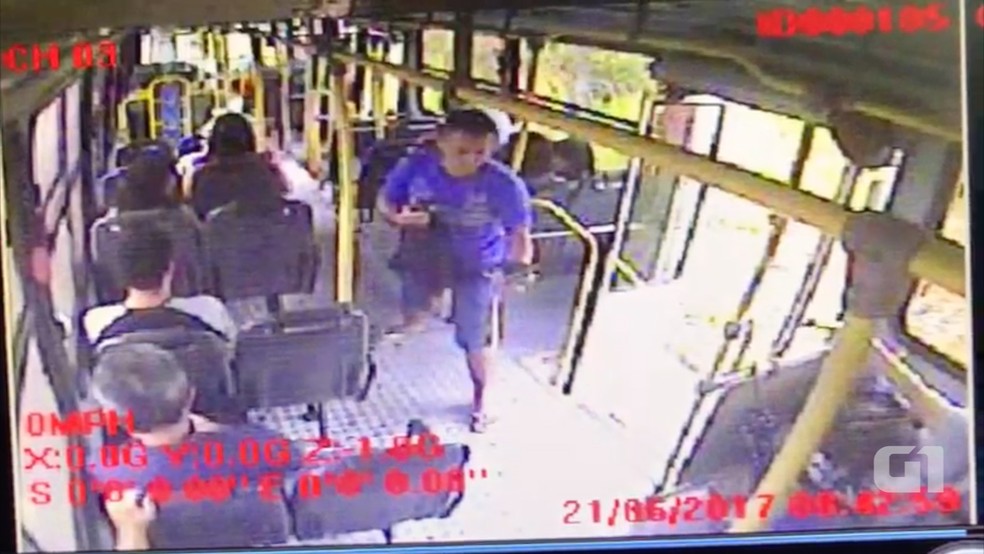 Polícia confirmou suspeito morto após comparação com imagens de circuíto interno do ônibus assaltado. (Foto: Divulgação/Polícia Civil)