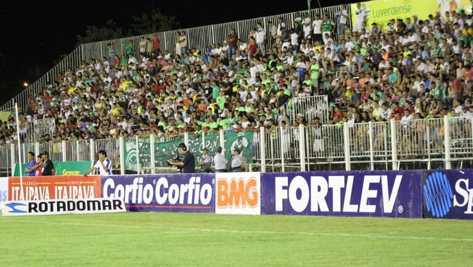 Torcida do Luverdense no Estádio Passo das Emas (Foto: Assessoria/Luverdense Esporte Clube)
