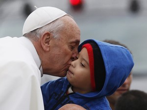 Papa Francisco beija criança no caminho até Basílica de Aparecida (Foto: Stefano Rellandini/Reuters)
