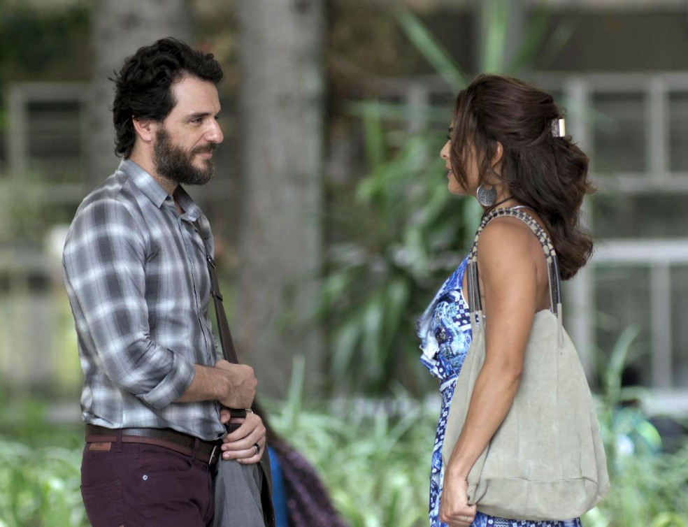 Bibi dá de cara com Caio quando volta à faculdade (Foto: TV Globo)