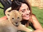 Carol Castro posa com bebê leão na África do Sul