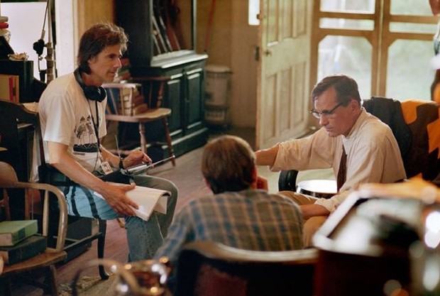 O diretor brasileiro Walter Salles e o ator Viggo Mortensen conversam no set do longa 'Na estrada' (Foto: Divulgação)
