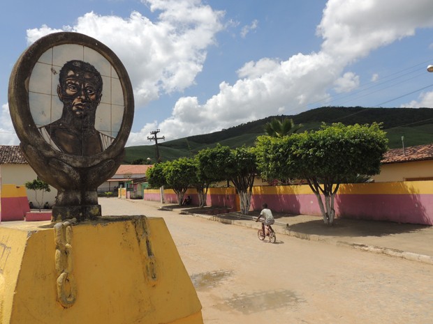 Imagem de Zumbi fica na praça de entrada do Quilombo Trigueiros, em Vicência (Foto: Renan Holanda/ G1)