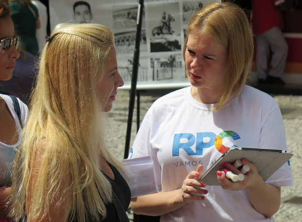 As mulheres que participaram de uma pesquisa da RPC também faturaram um lindo esmalte (Foto: Divulgação/ RPC)