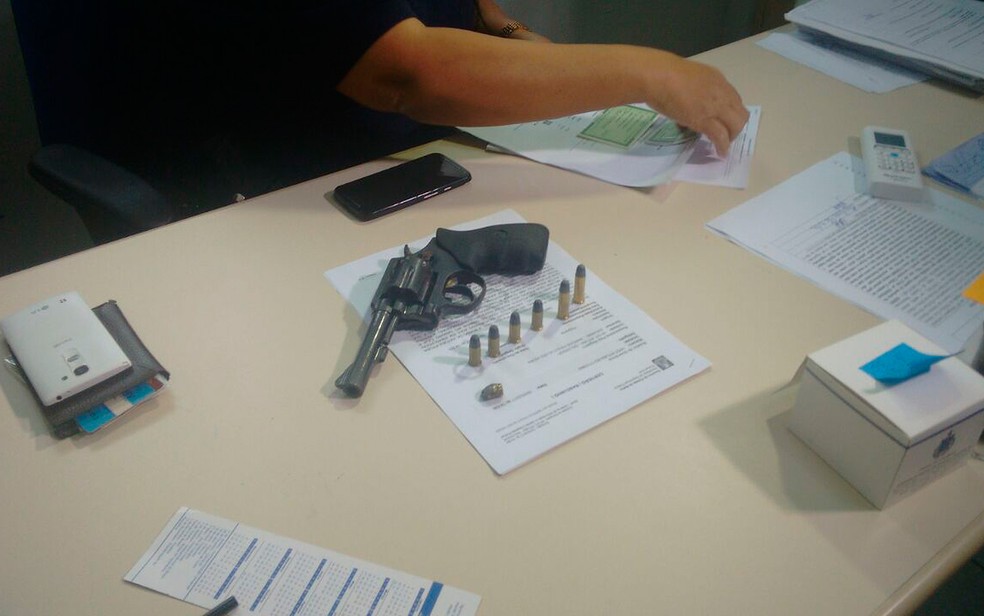Arma usada para manter homem refém foi apreendida pela polícia. Salvador. Bahia (Foto: Maiana Belo/ G1)