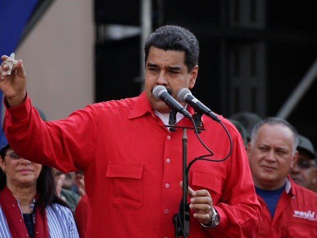 O presidente venezuelano Nicolás Maduro fala nesta quinta-feira (27) no Palácio Miraflores, em Caracas (Foto: REUTERS/Carlos Garcia Rawlins)