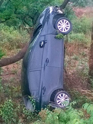 G1 Carro cai em ribanceira e fica escorado em árvore na BR 242 na BA