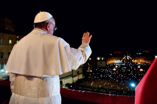 O PAPA Bergoglio acena à multidão. Conhecido pela simplicidade, o papa fez sua primeira aparição de batina branca, sem púrpuras (Foto: AP)