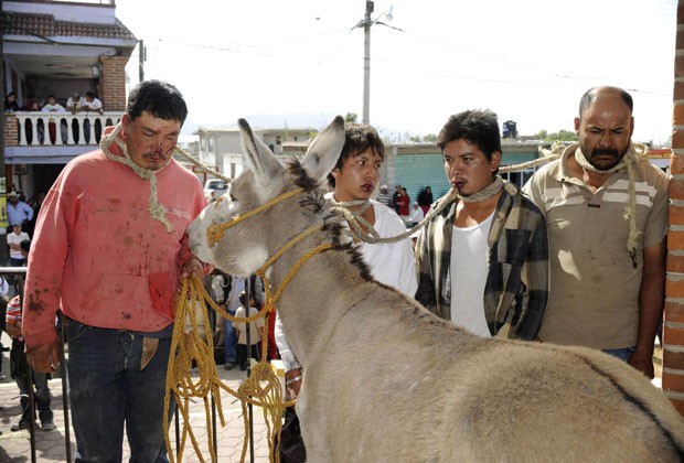 Homens foram presos a burro e espancados após serem acusados de roubo no México (Foto: Alejandro Dias/Reuters)
