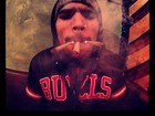Chris Brown fuma três cigarros suspeitos: ‘É para uso medicinal’